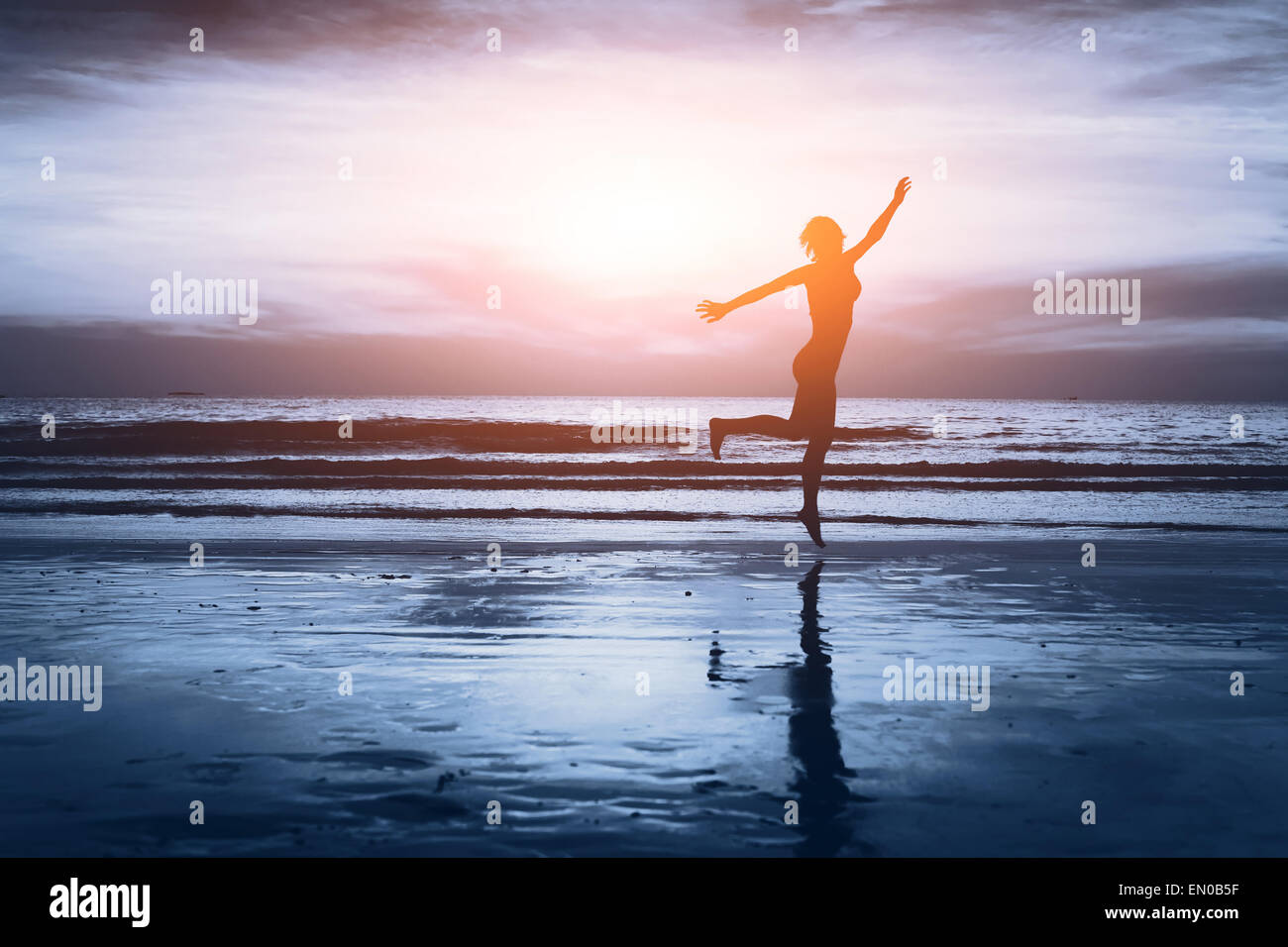 Vita sana, silhouette di donna spensierata sulla spiaggia Foto Stock