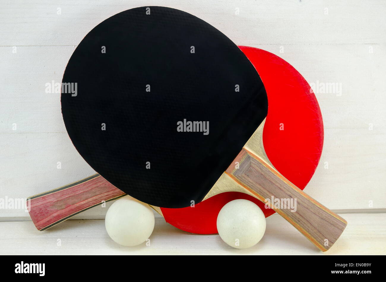 Tabella due racchette e palline da tennis su una tavola di legno Foto stock  - Alamy