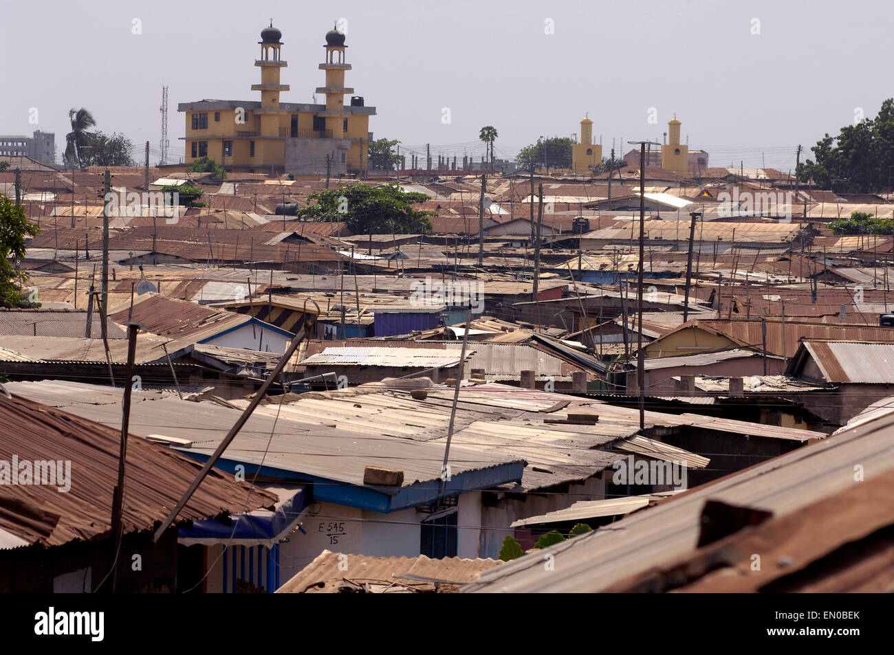 Delle baraccopoli e moschea di Accra, in Ghana, Africa occidentale. Foto Stock