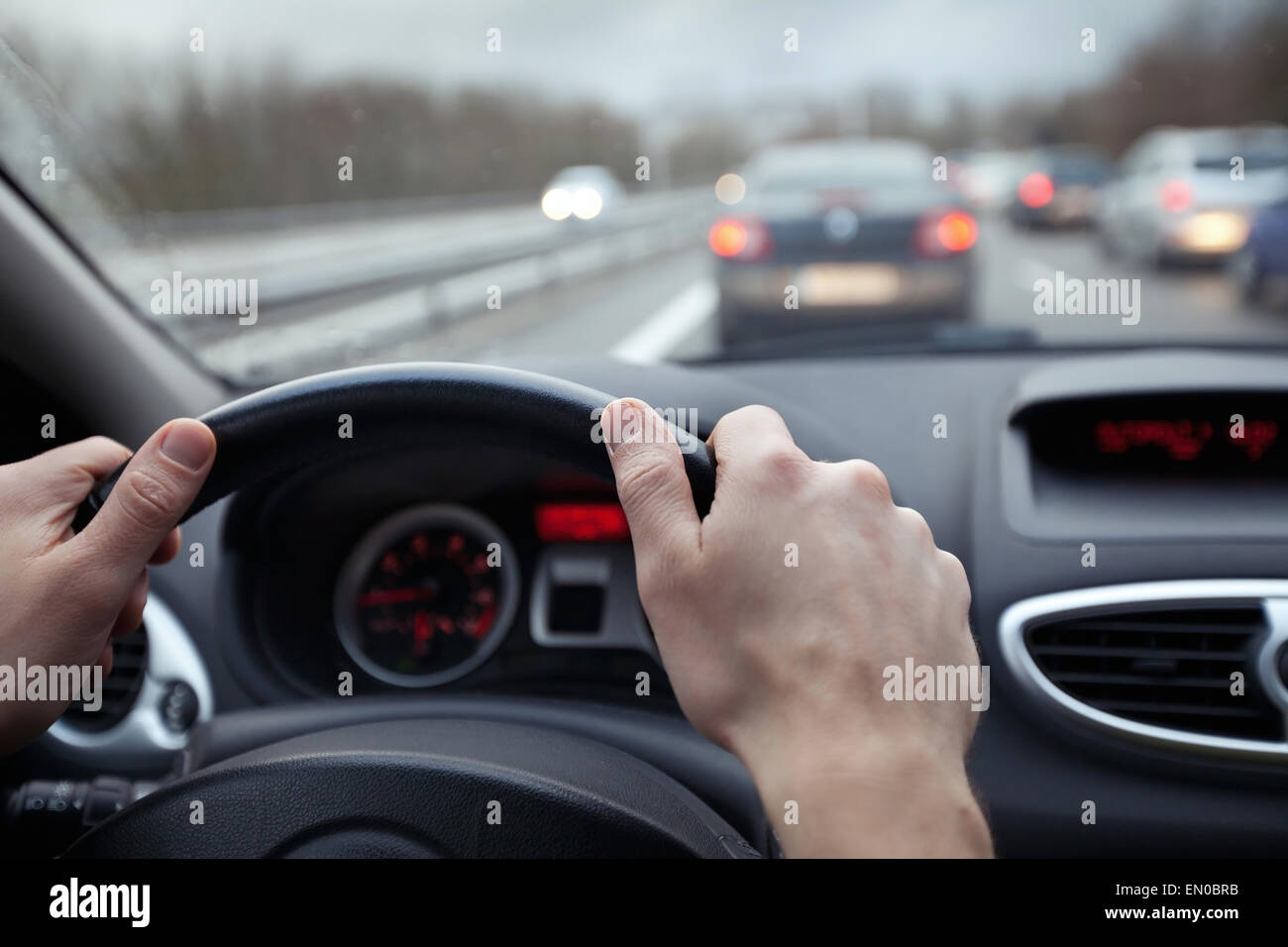 Il controllo della velocità e della distanza di sicurezza su strada guida sicura Foto Stock