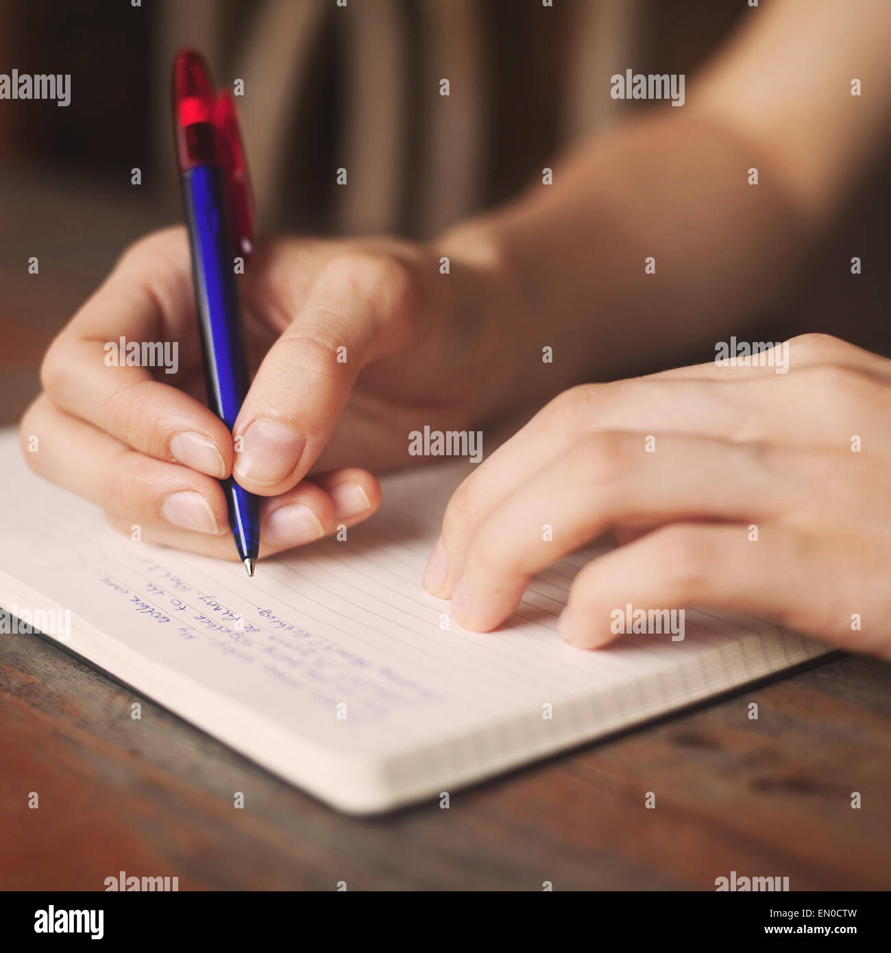 Kid scrive nel blocco note Foto Stock