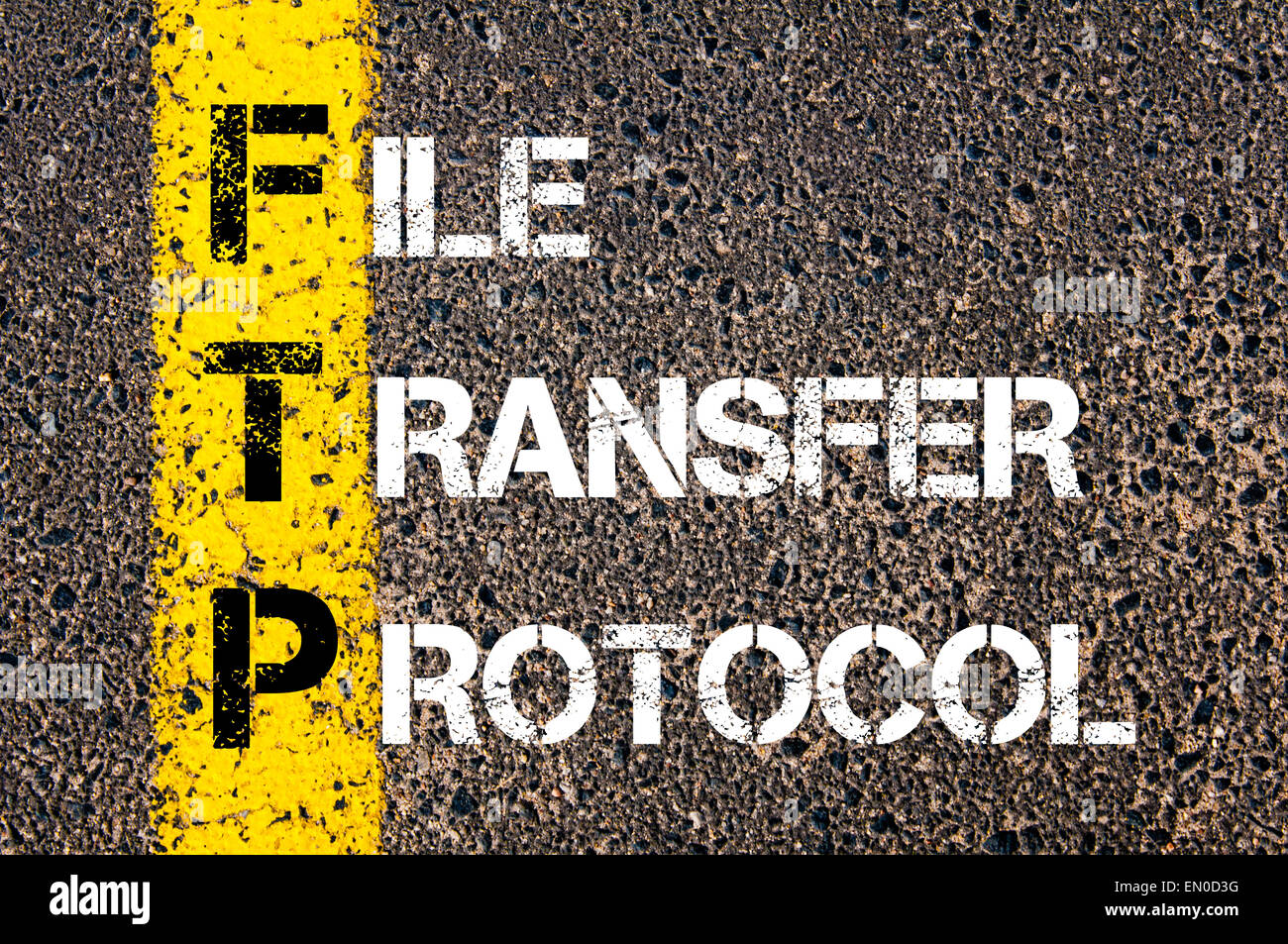 Acronimo di Business FTP come protocollo di trasferimento di file. Vernice gialla linea sulla strada contro lo sfondo di asfalto. Immagine concettuale Foto Stock
