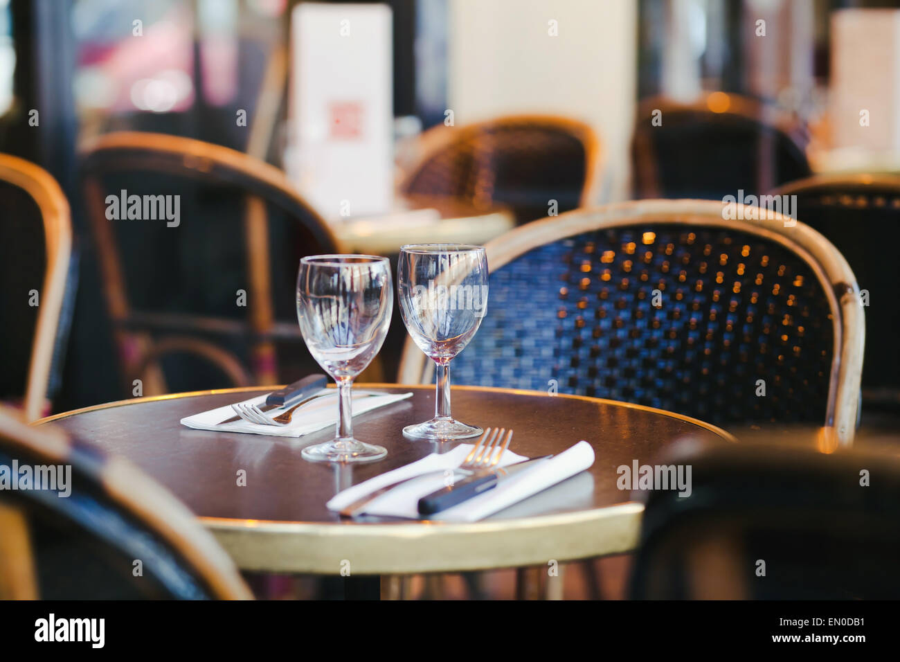 Tavolo con due calici in ristorante Foto Stock