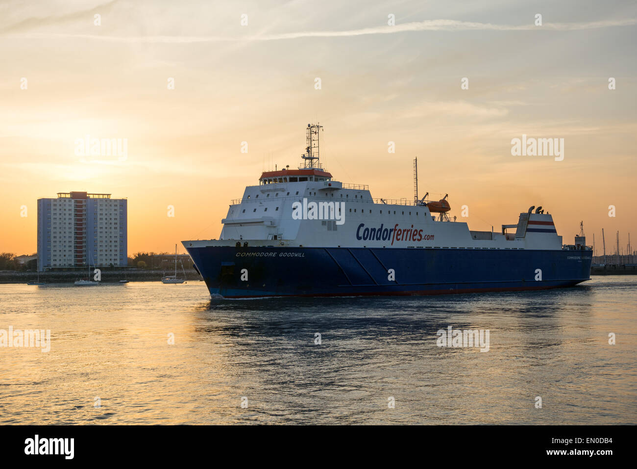 Nave ro-ro uscire Portsmouth, Regno Unito, per la consegna giornaliera del viaggio alle isole del Canale. Foto Stock