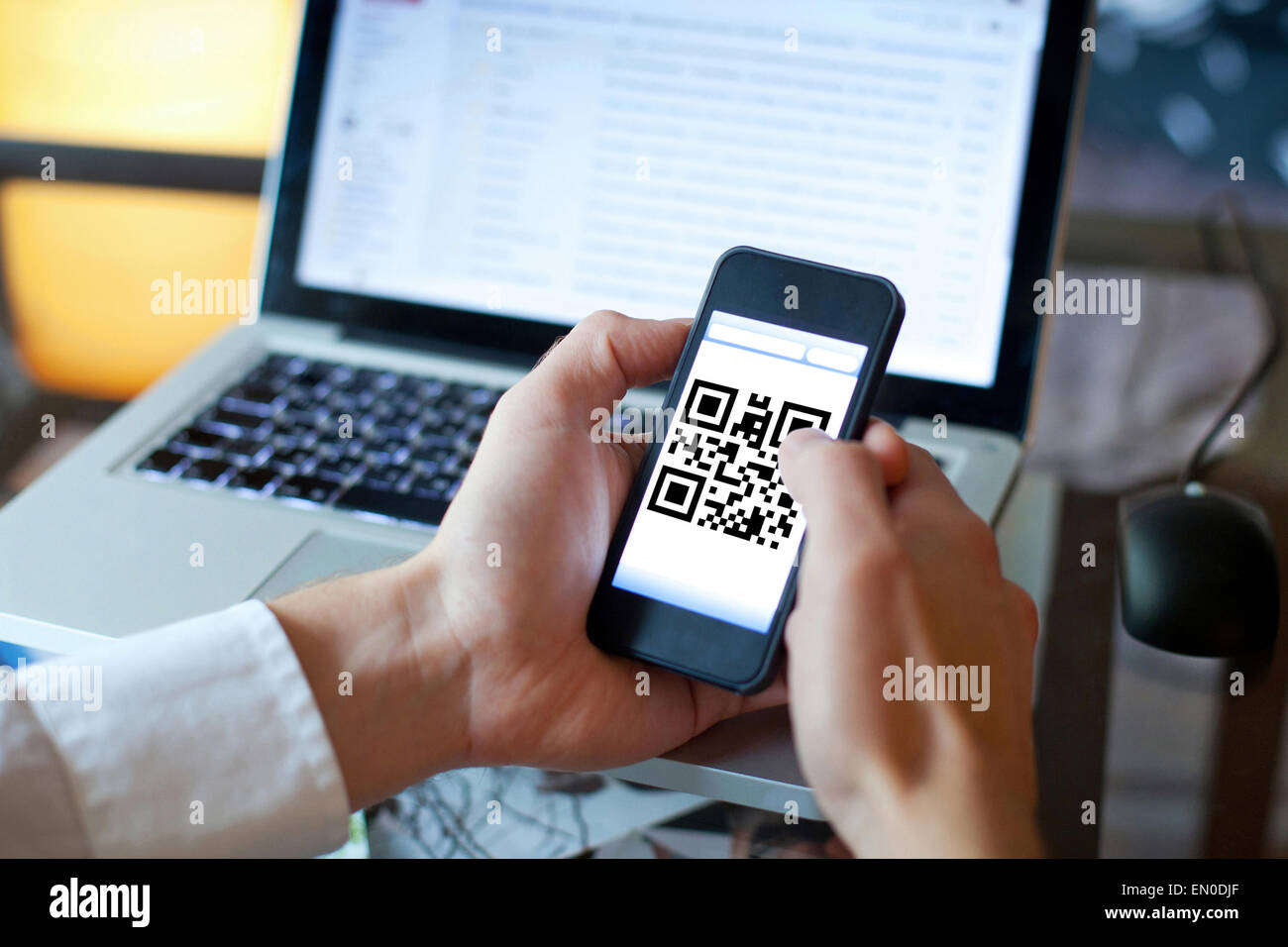 Smart phone con il codice QR sullo schermo Foto Stock