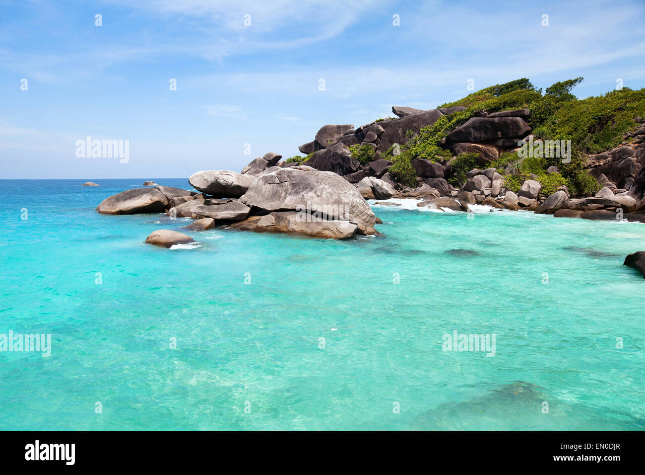 Esotica spiaggia, lo sfondo con il blu del cielo e mare trasparente Foto Stock