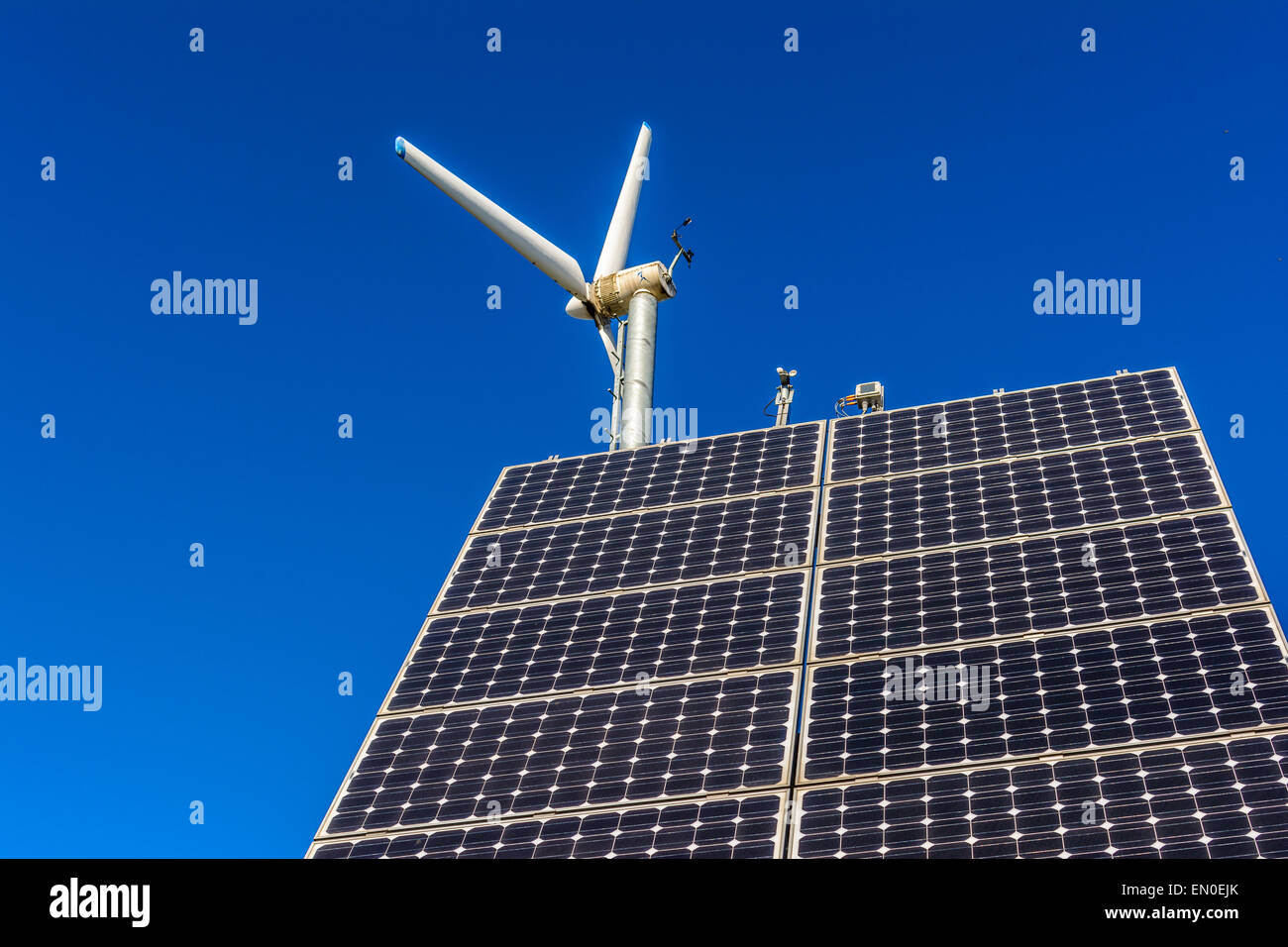 Impianto di generazione eolica e pannello solare e cielo blu chiaro Foto Stock