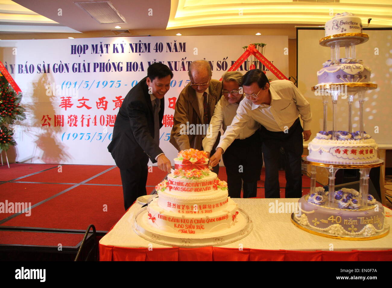 La città di Ho Chi Minh, Vietnam. 24 apr, 2015. La celebrazione si è tenuta in occasione del quarantesimo anniversario della "liberazione aigon Daily" (versione cinese) nella città di Ho Chi Minh, Vietnam, il 24 aprile 2015. 'Saigon Liberazione Quotidiano" (versione cinese) è il solo in lingua cinese il giornale in Vietnam. © Nguyen Le Huyen/Xinhua/Alamy Live News Foto Stock