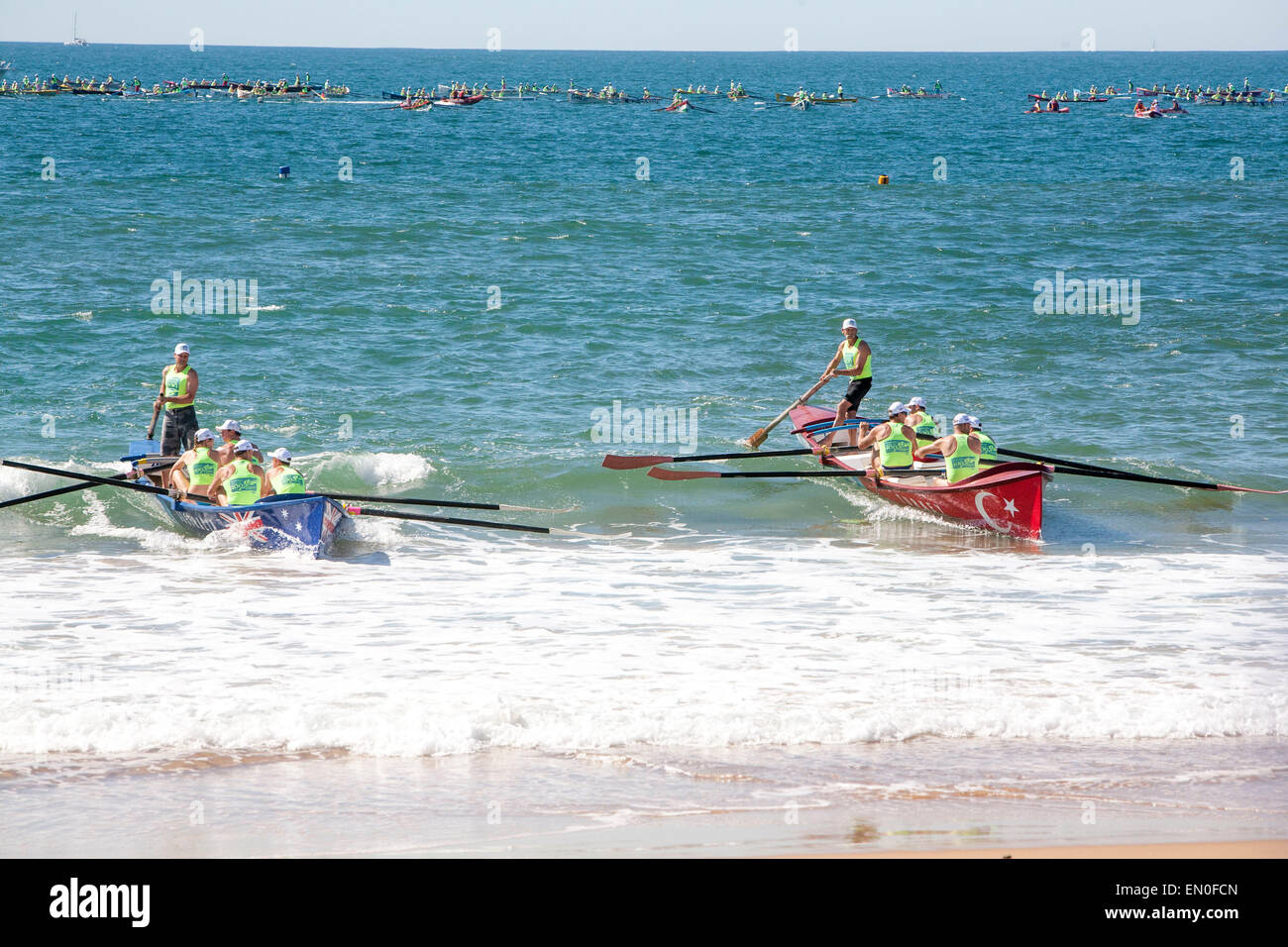 Sydney, Australia. Xxv Aprile, 2015. Centenario Anzac Day ricordo come 100 surf lifesaving barche di terreno sulla spiaggia collaroy Sydney per rappresentare gli sbarchi a Gallipoli 100 anni fa nella guerra mondiale un credito: martin berry/Alamy Live News Foto Stock