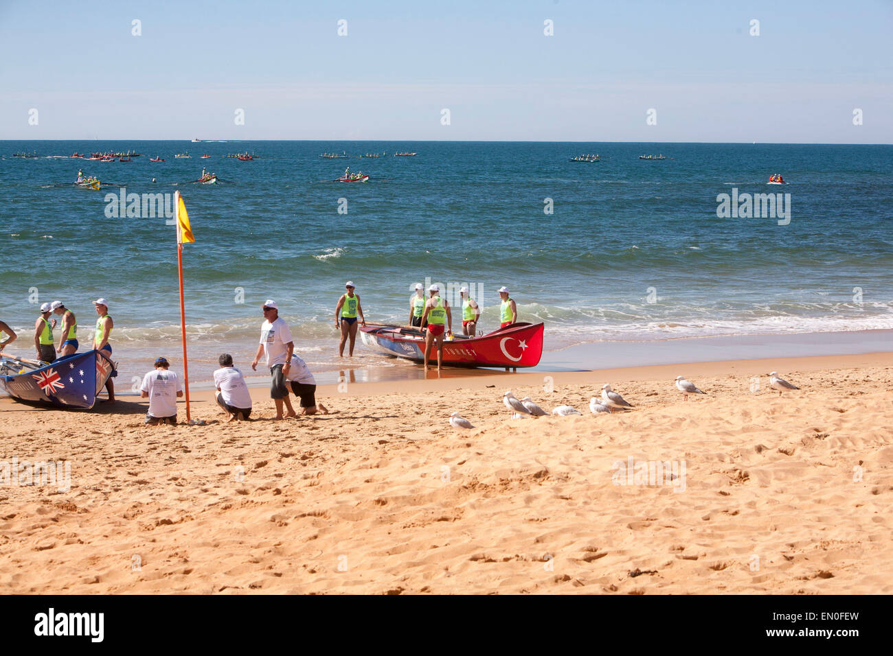 Sydney, Australia. Xxv Aprile, 2015. Centenario Anzac Day ricordo come 100 surf lifesaving barche di terreno sulla spiaggia collaroy Sydney per rappresentare gli sbarchi a Gallipoli 100 anni fa nella guerra mondiale un credito: martin berry/Alamy Live News Foto Stock