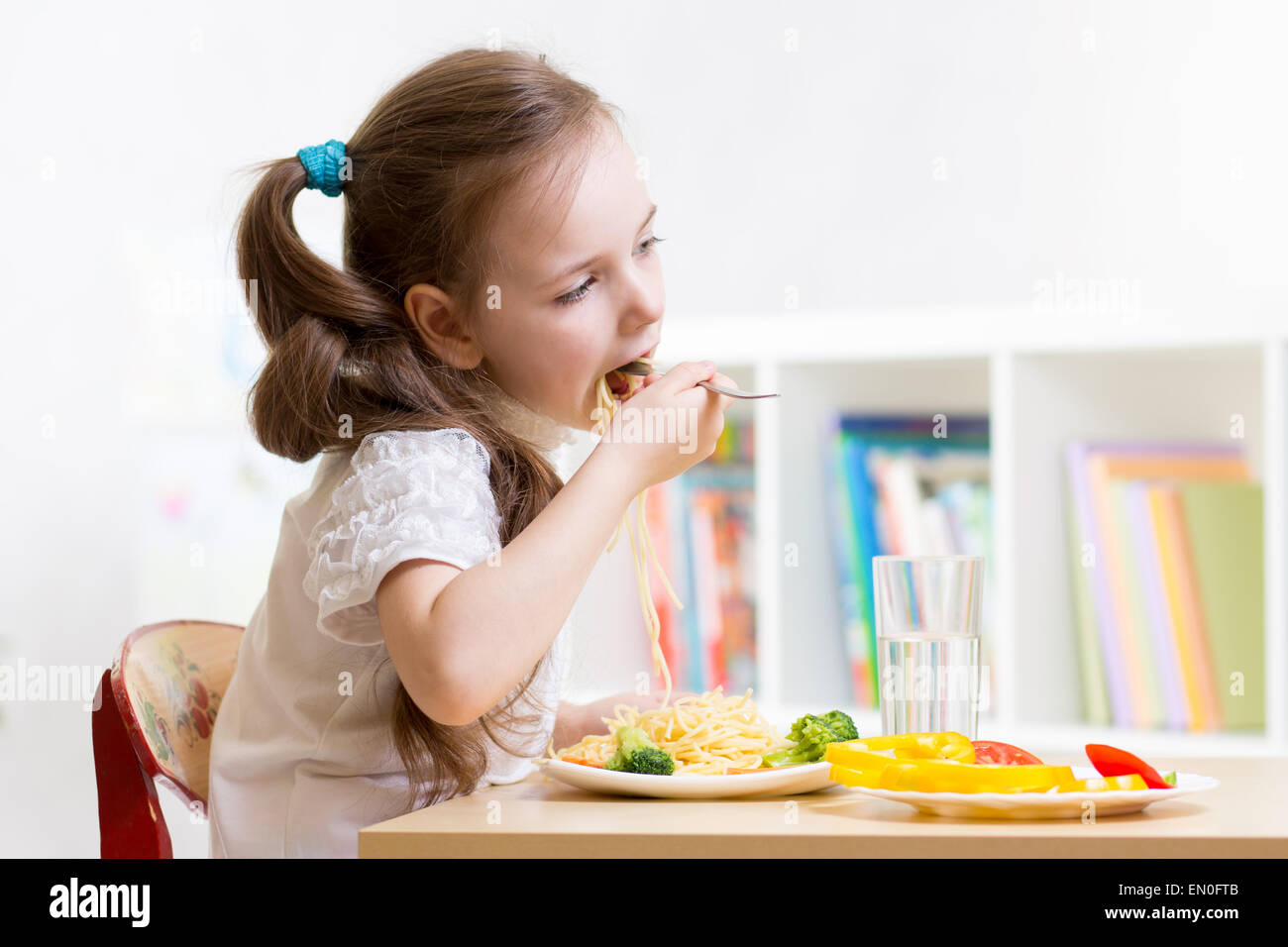 Preschooler kid ragazza di mangiare cibo sano a casa o asilo nido Foto Stock