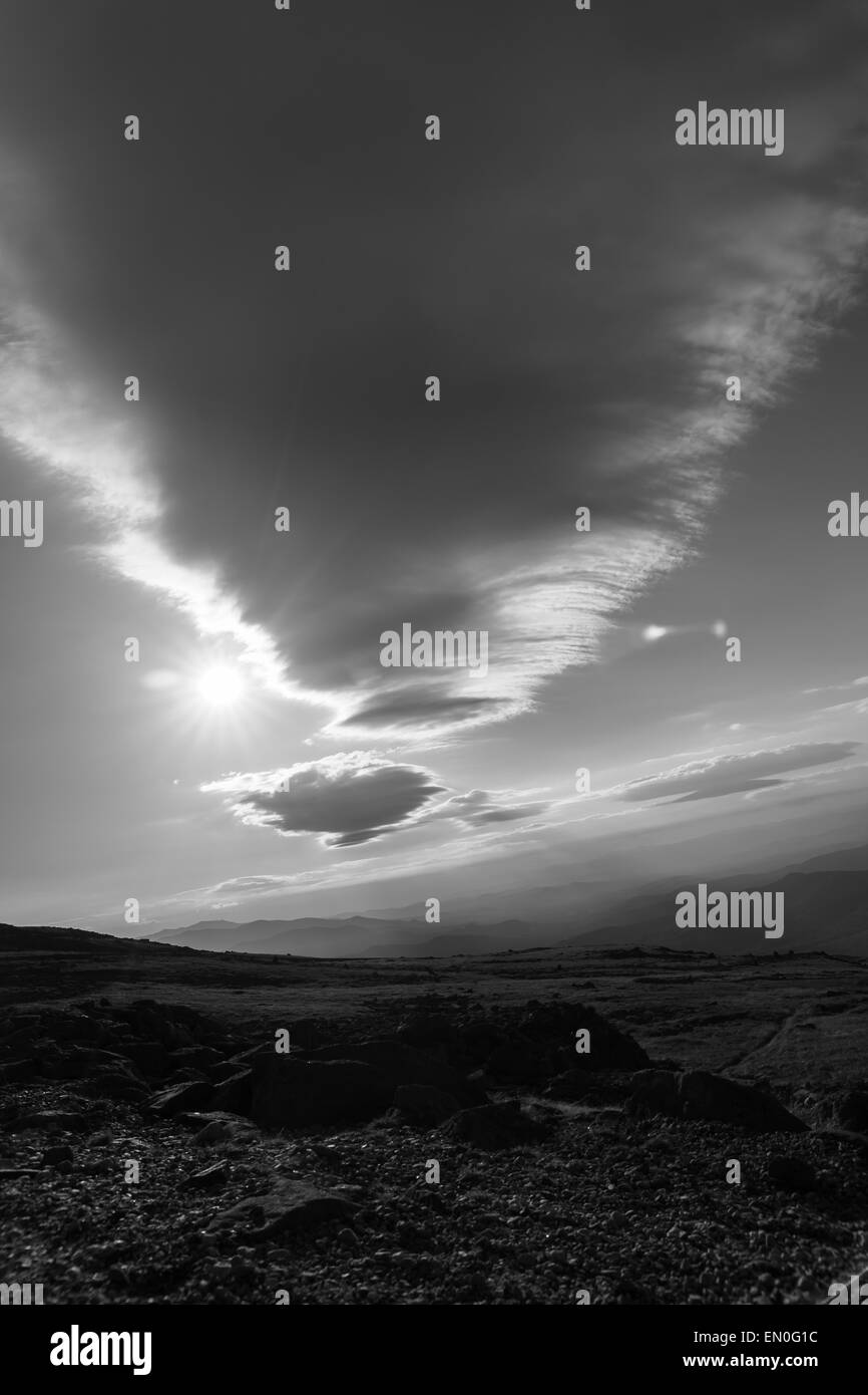 Laminazione nube lenticolare formazione su Mount Washington, New Hampshire in bianco e nero monocromatico. Foto Stock