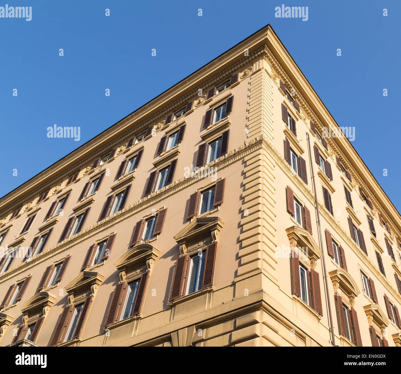 Un design tipico degli edifici a Roma mostra l'esterno dell'edificio. La costruzione mostrata ha un colore beige esterno e tapparelle su Foto Stock
