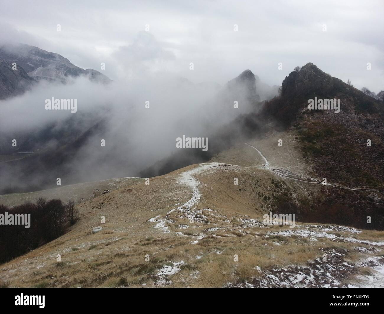 Una vista di una montagna Foto Stock