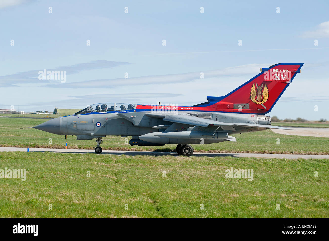 Appositamente dipinta GR4 bombardiere Tornado per commemorare il 15 Squadrons 100 anni di RAF battenti. SCO 9685. Foto Stock