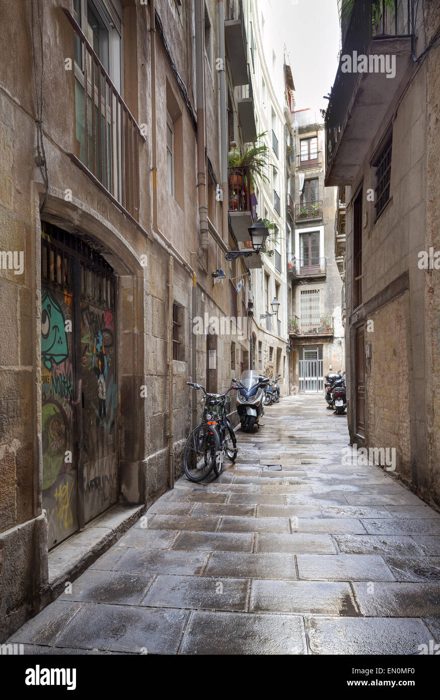 Tipica strada off Carrer de l'Argenteria nel Barri Gotic, Barcellona, in Catalogna, Spagna Foto Stock