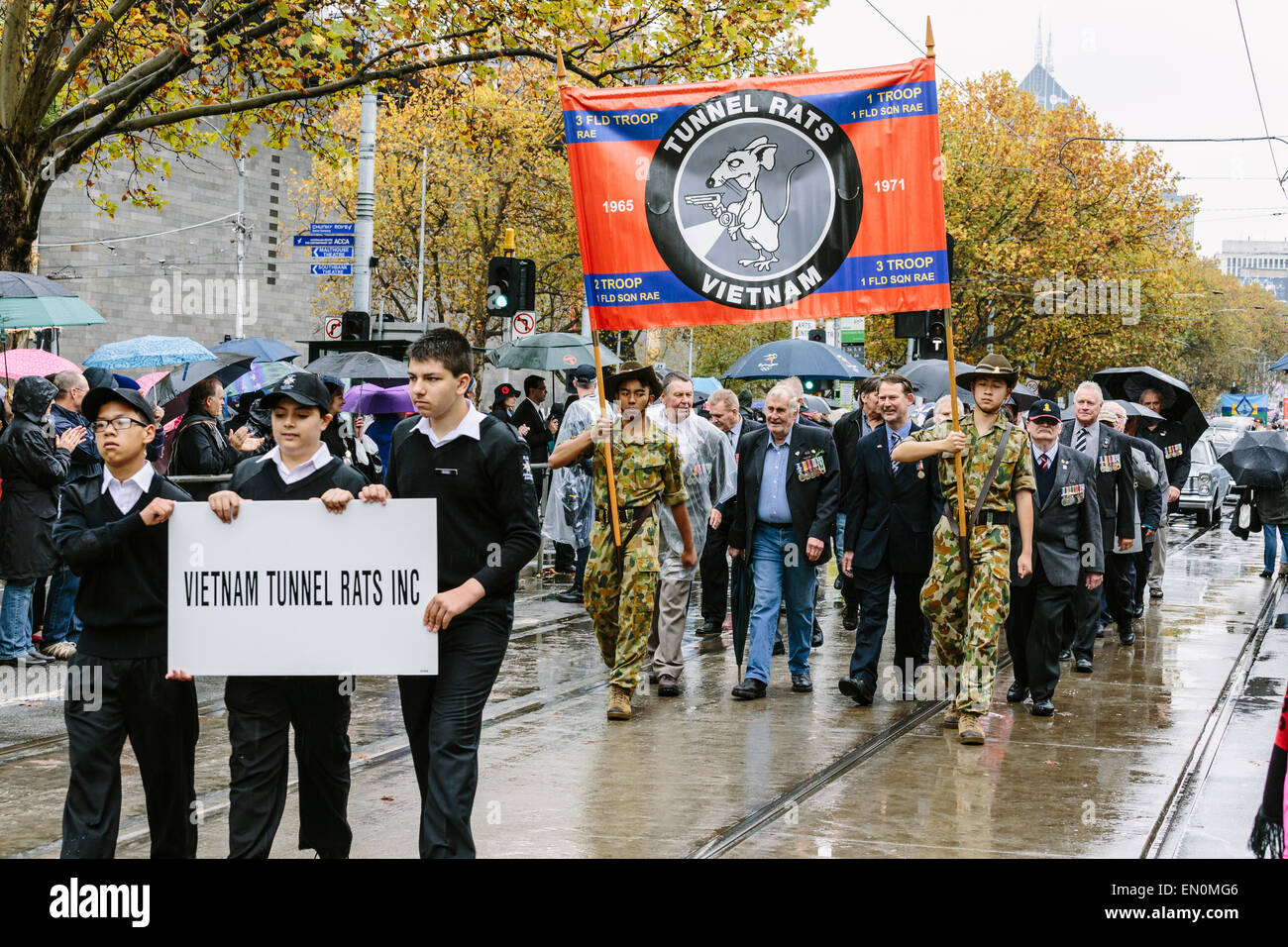 Melbourne, Australia. Il 25 aprile 2015. Anzac Day marzo di veterano e servendo il personale militare e per i loro discendenti, da Princes ponte per il Tempio della Rimembranza, in condizioni di tempo piovoso. Questo anno di Anzac Day segna il centenario poiché il Gallipoli lo sbarco di Anzac e soldati alleati in Turchia il 25 aprile 2015. Credito: Kerin Forstmanis/Alamy Live News Foto Stock