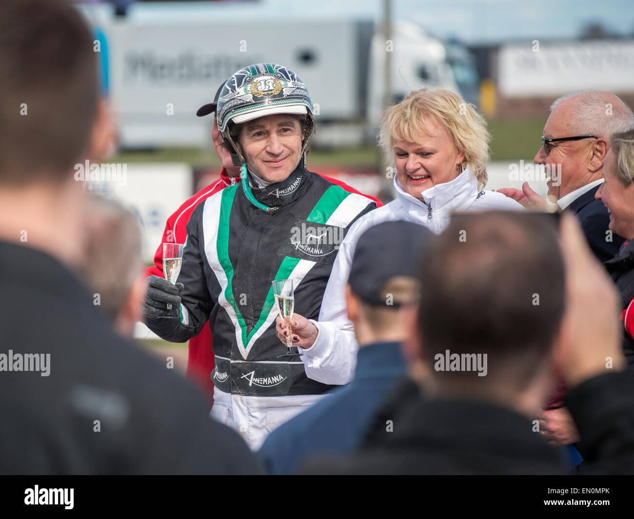 Cablaggio racing campione Johnny Takter dopo aver vinto Olympiatravet qualifiche a Mantorp race course Foto Stock