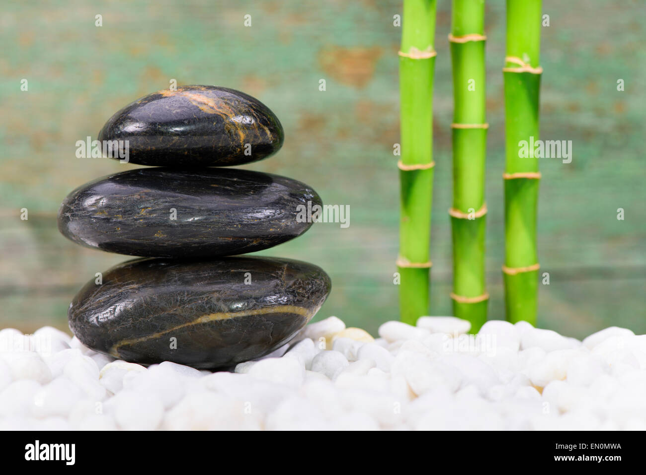 ZEN giapponese con giardino feng shui e pietre impilate Foto Stock