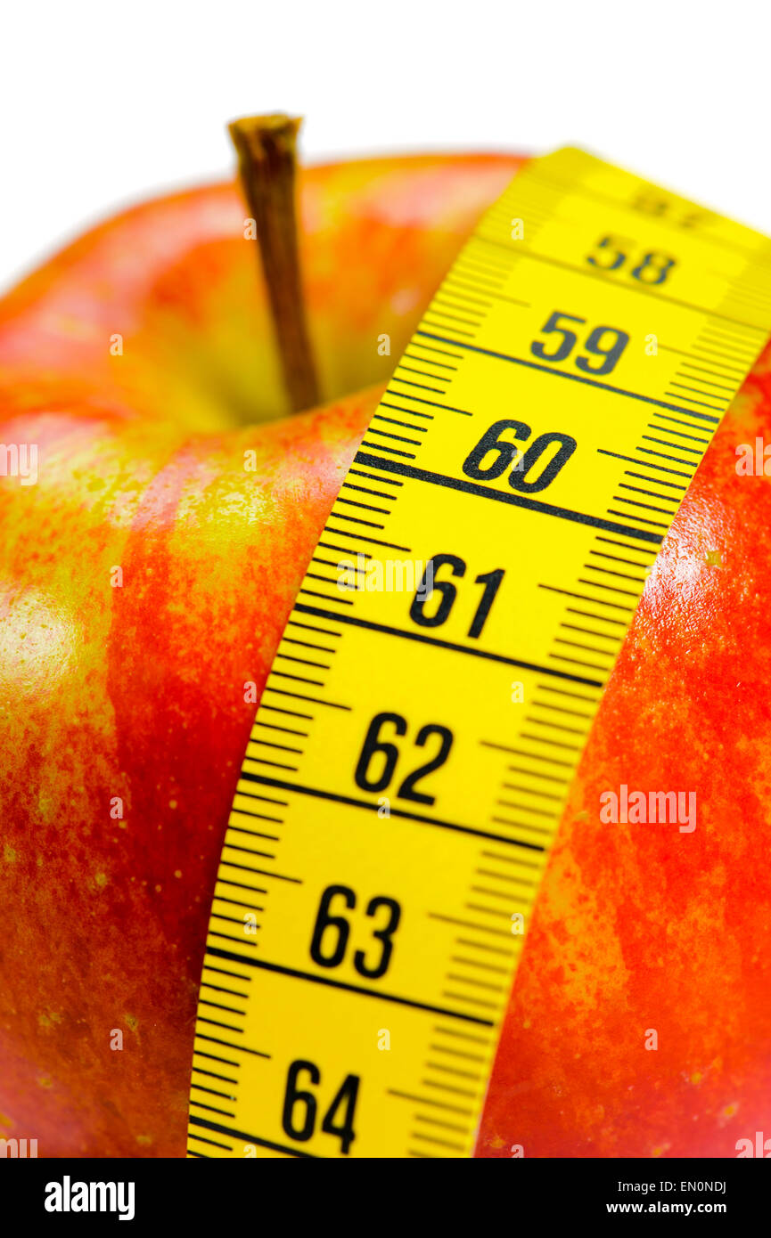 Frutta fresca con nastro di misurazione e la dieta contro il sovrappeso Foto Stock