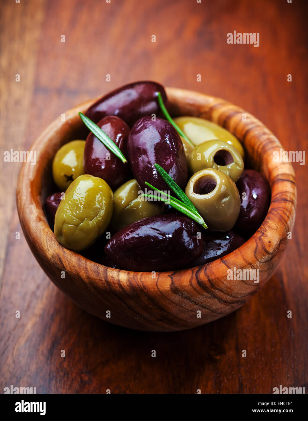 Verde e olive nere nel recipiente Foto Stock
