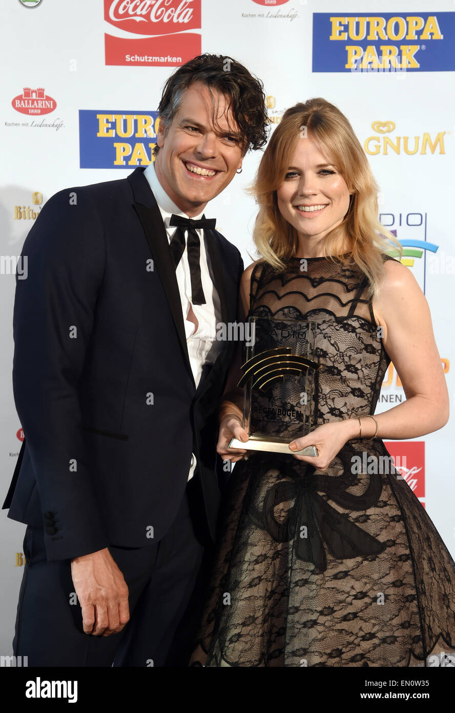 Ruggine, Germania. 24 apr, 2015. Cantante olandese Ilse de Lange (R) e musicista JB Meijers della comune Linnets Garvey pongono prima alla Radio Regenbogen (arcobaleno) cerimonia di premiazione presso l'Europa-Park di Rust, Germania, 24 aprile 2015. Essi hanno ricevuto il nuovo arrivato banda internazionale Award 2014 all'evento. Foto: ULI DECK/dpa/Alamy Live News Foto Stock