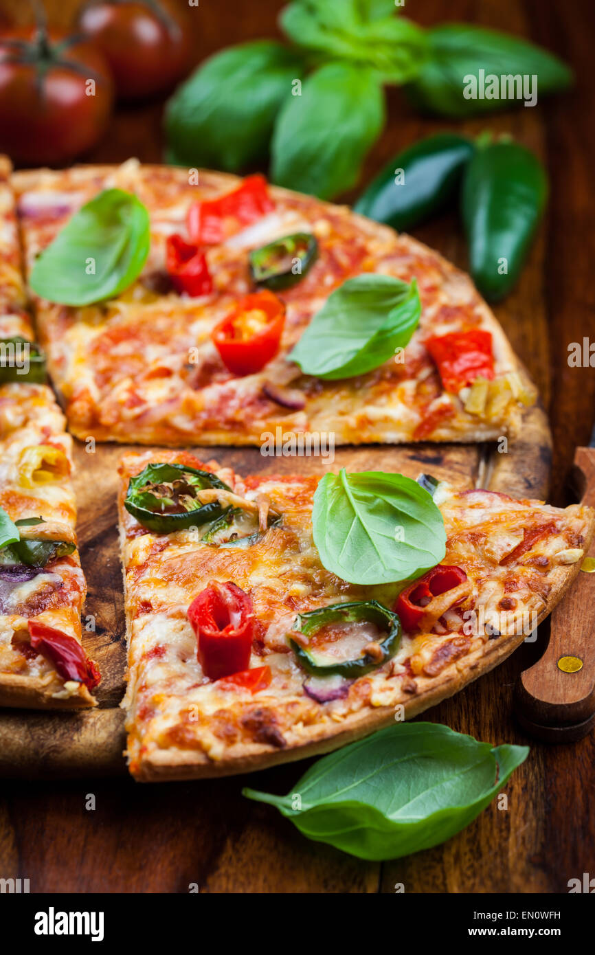 La tradizione spagnola con pizza chili e jalapenos Foto Stock