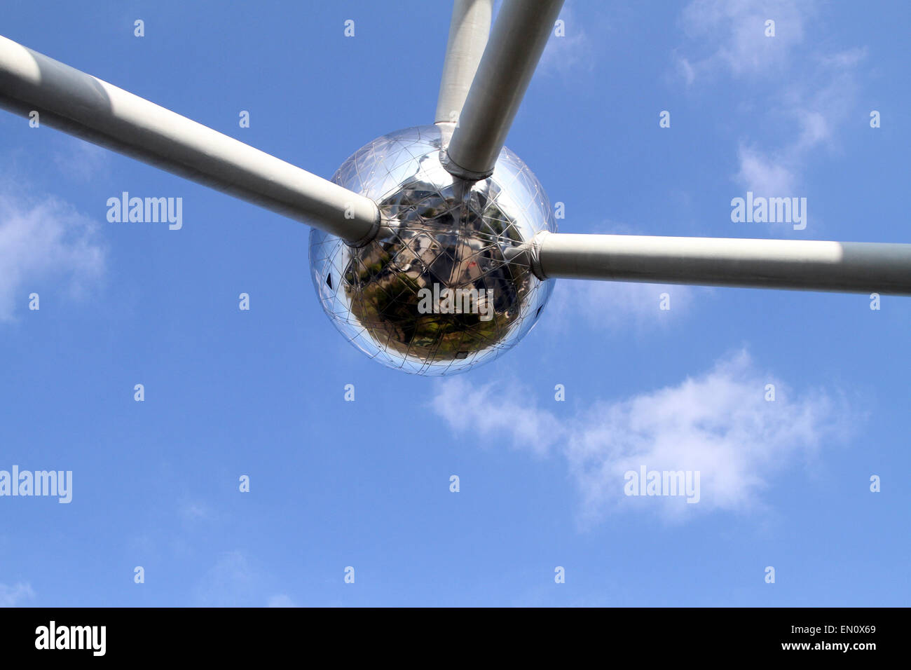 Una sfera sporge dal resto dell'Atomium in un cielo blu chiaro a Bruxelles, in Belgio Foto Stock