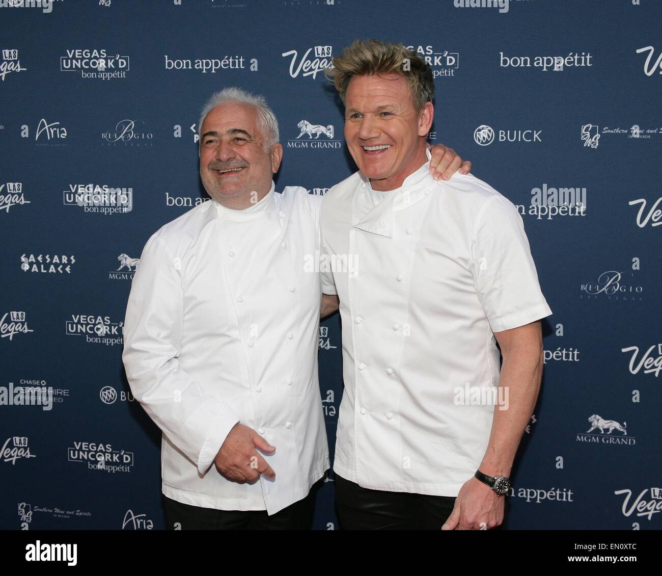 Las Vegas, NV, Stati Uniti d'America. 24 apr, 2015. Guy Savoy, Gordon Ramsay presso gli arrivi per Grand degustazione presso il nono annuale di Vegas stappare'd da Bon Appetit, Giardino degli dèi piscina Oasis al Caesars Palace a Las Vegas NV, Aprile 24, 2015. Credito: James Atoa/Everett raccolta/Alamy Live News Foto Stock