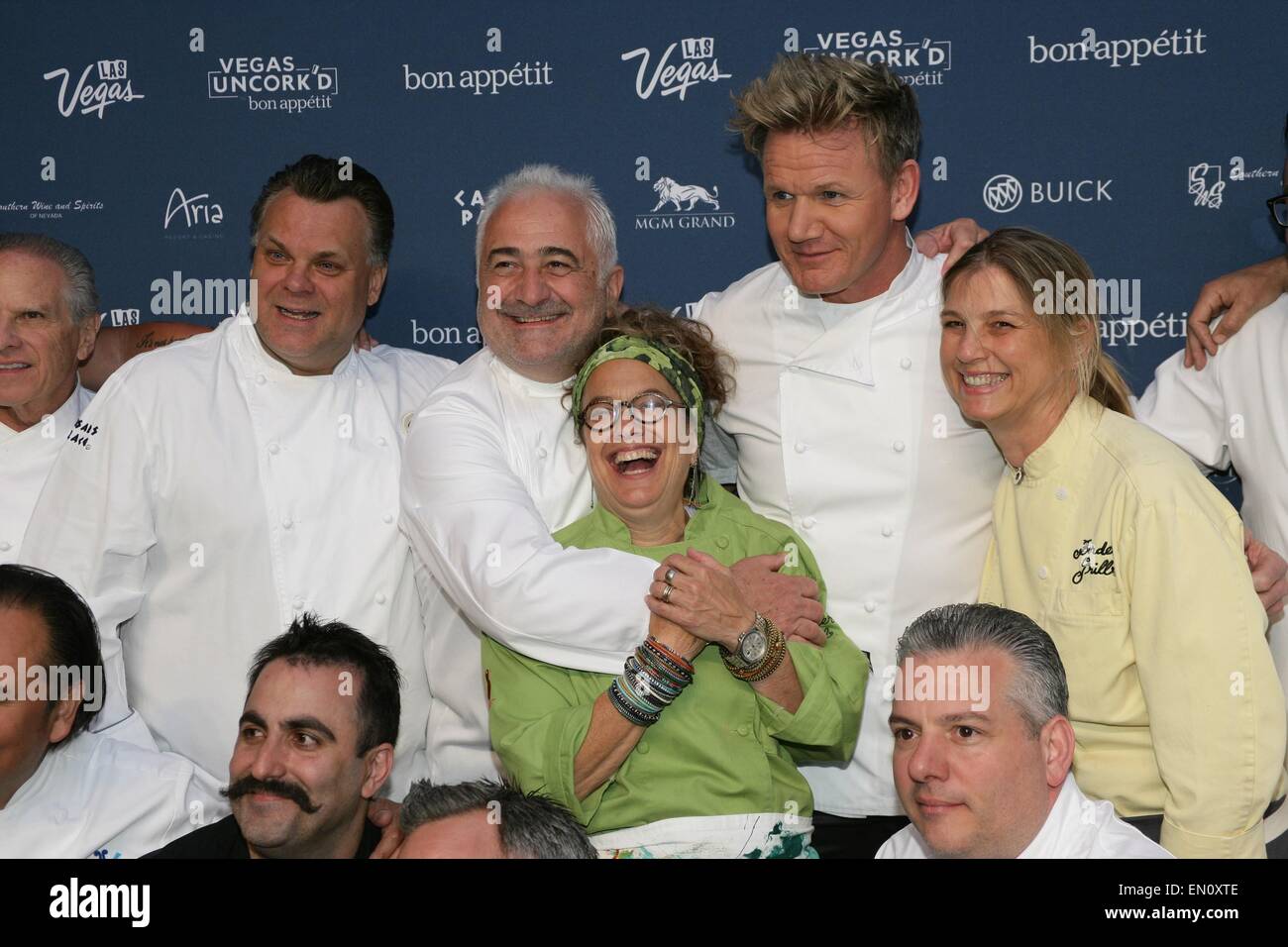 Las Vegas, NV, Stati Uniti d'America. 24 apr, 2015. Francois Payard, Guy Savoy, Susan Feniger, Gordon Ramsay, Mary Sue Milliken presso gli arrivi per Grand degustazione presso il nono annuale di Vegas stappare'd da Bon Appetit, Giardino degli dèi piscina Oasis al Caesars Palace a Las Vegas NV, Aprile 24, 2015. Credito: James Atoa/Everett raccolta/Alamy Live News Foto Stock