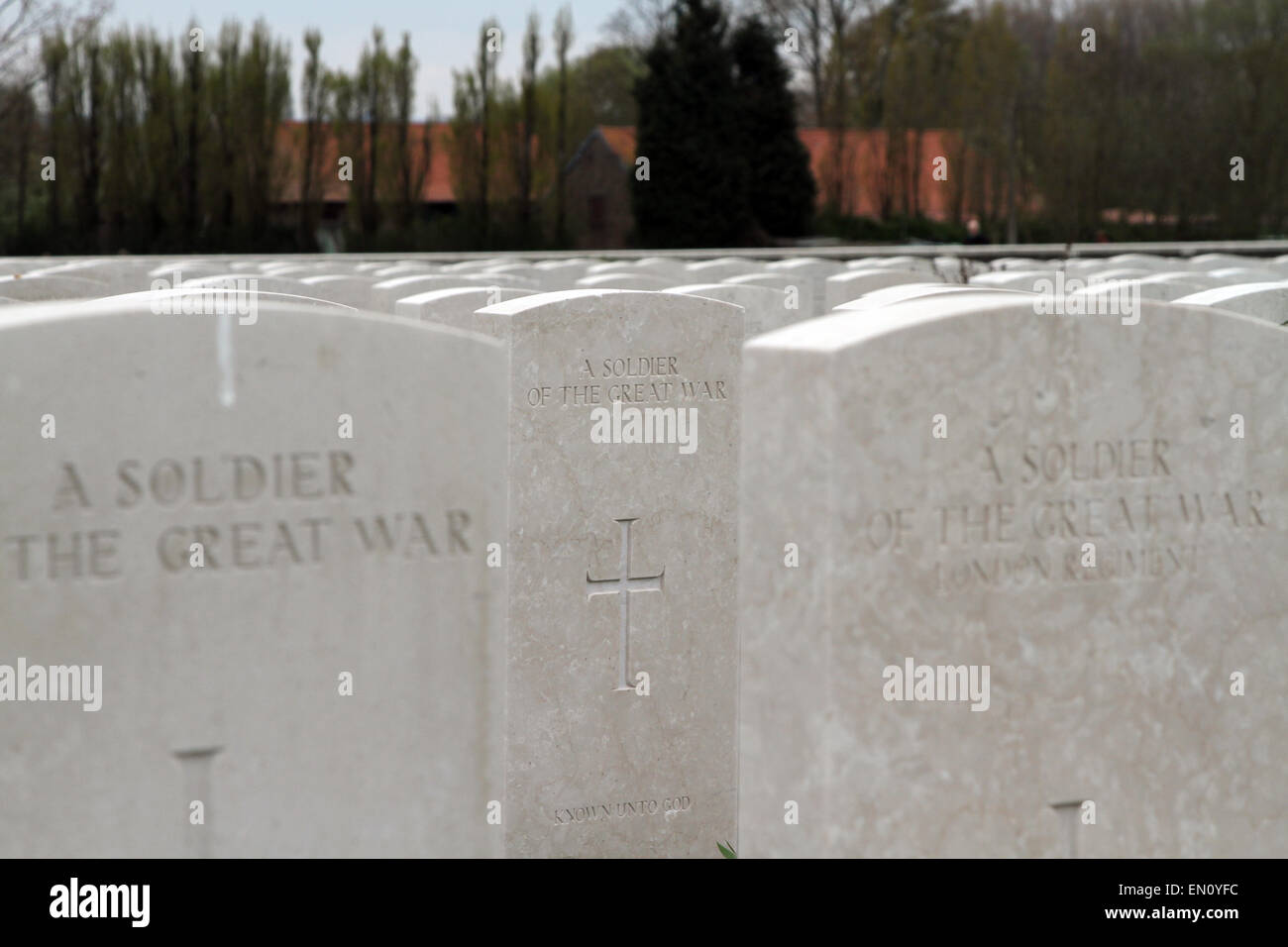 Le tombe dei soldati della Prima Guerra Mondiale a Tyne Cot cimitero, vicino a Ypres, Belgio. Foto Stock