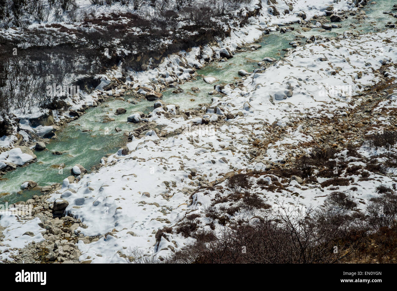 Vista aerea di un fiume circondato da neve nella regione Himalayana, in Nepal Foto Stock