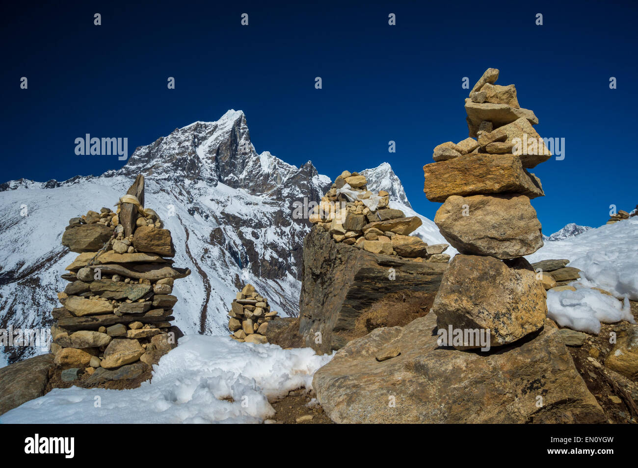 Himalaya paesaggio di montagna con 4 torri di pietra Foto Stock