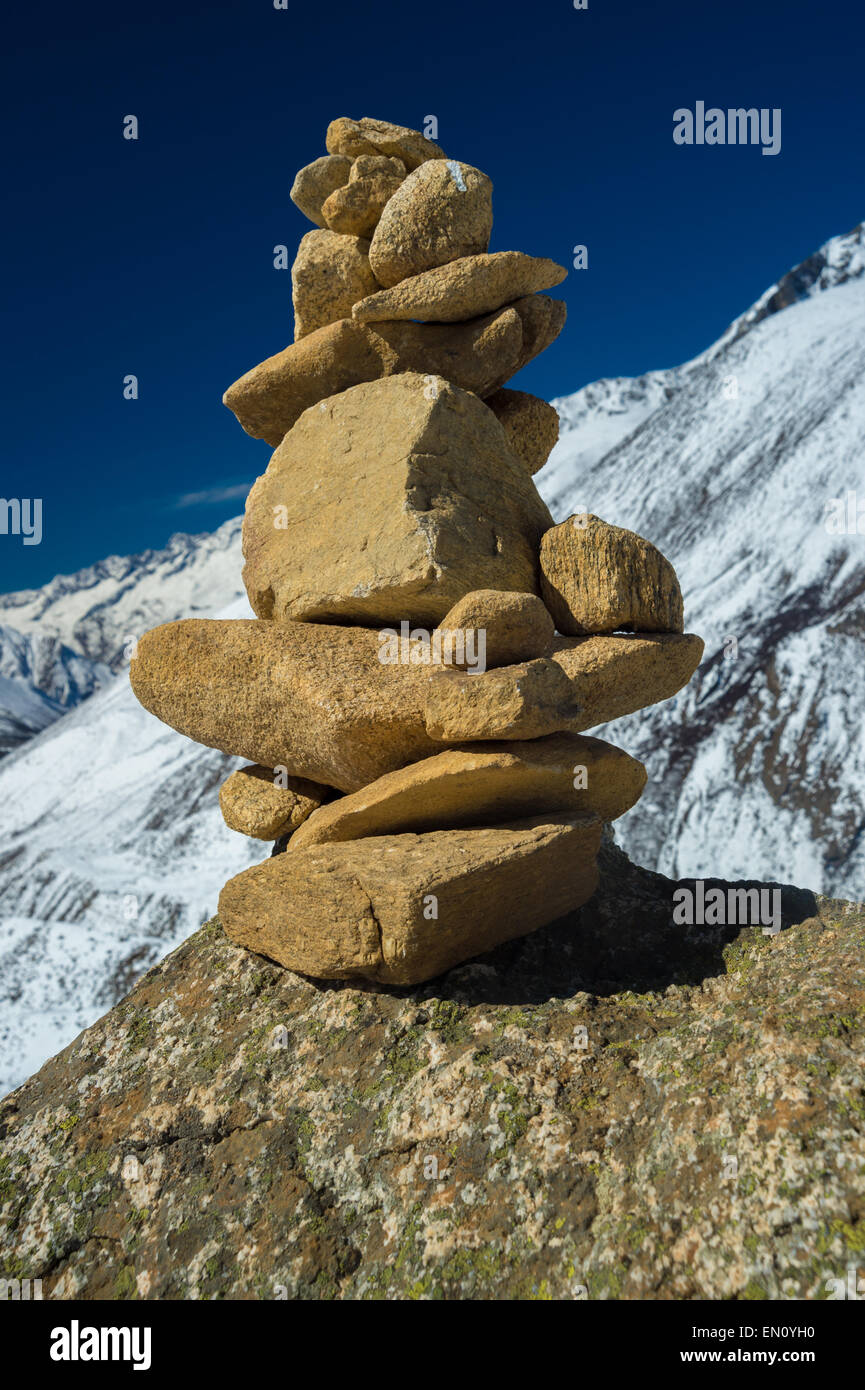Himalaya paesaggio di montagna con torre in pietra Foto Stock