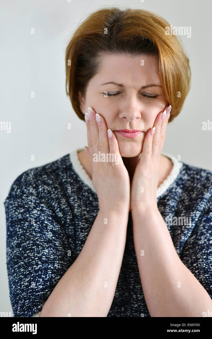 Giovane donna nel dolore è avente il mal di denti Foto Stock