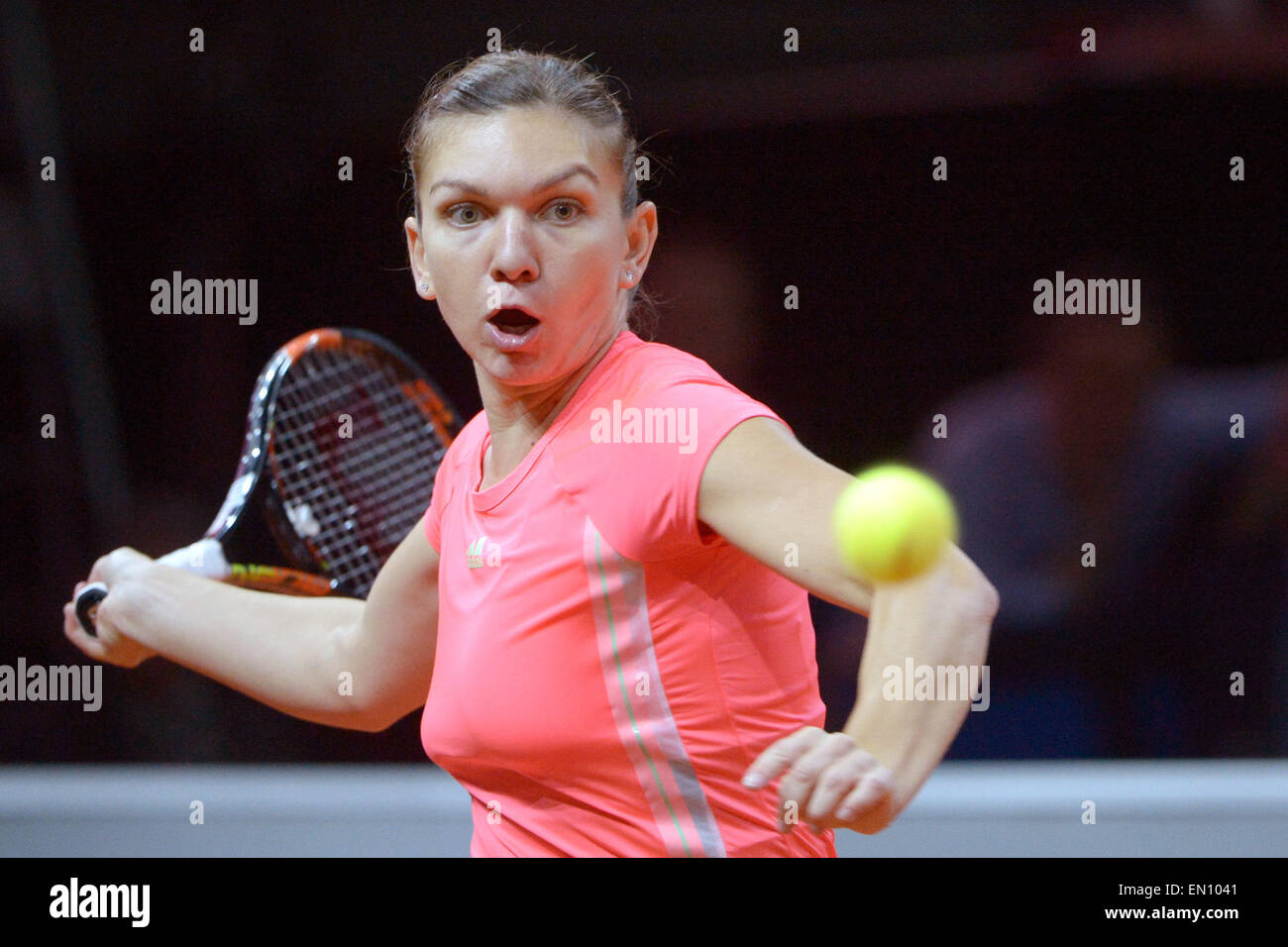 Stuttgart, Germania. Xxv Aprile, 2015. Simona Halep della Romania in azione contro Caroline WOZNIACKI della Danimarca in semifinale del WTA torneo di tennis a Stoccarda, Germania, 25 aprile 2015. Foto: MARIJAN MURAT/dpa/Alamy Live News Foto Stock