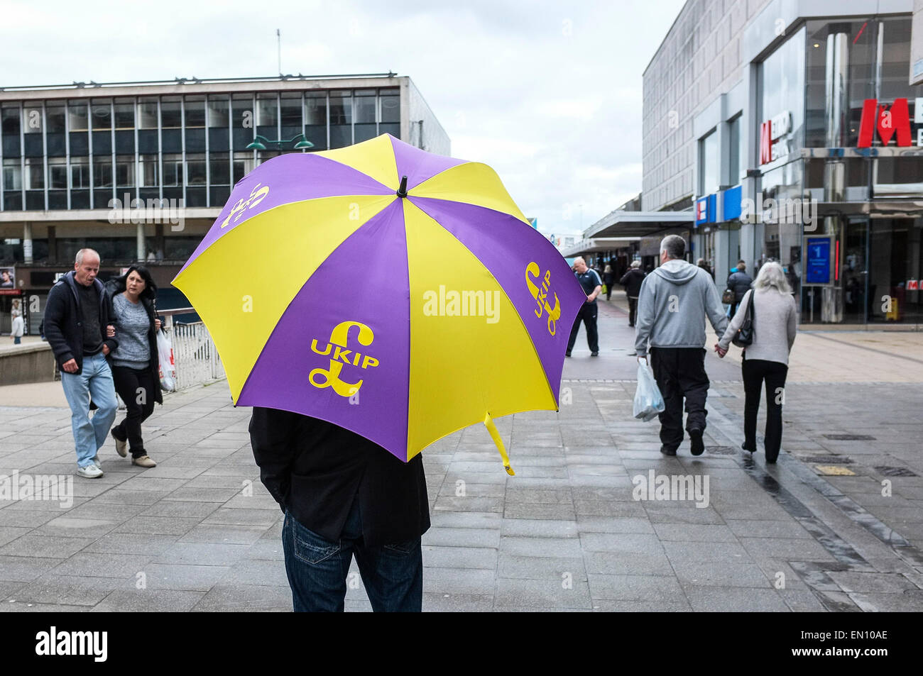 Basildon, Regno Unito. Xxv Aprile, 2015. Sabato 25 Aprile, 2015. Basildon. I membri dell'UKIP a Basildon Town Center a domicilio per il sostegno nelle prossime elezioni generali. Credito: Gordon Scammell/Alamy Live News Foto Stock