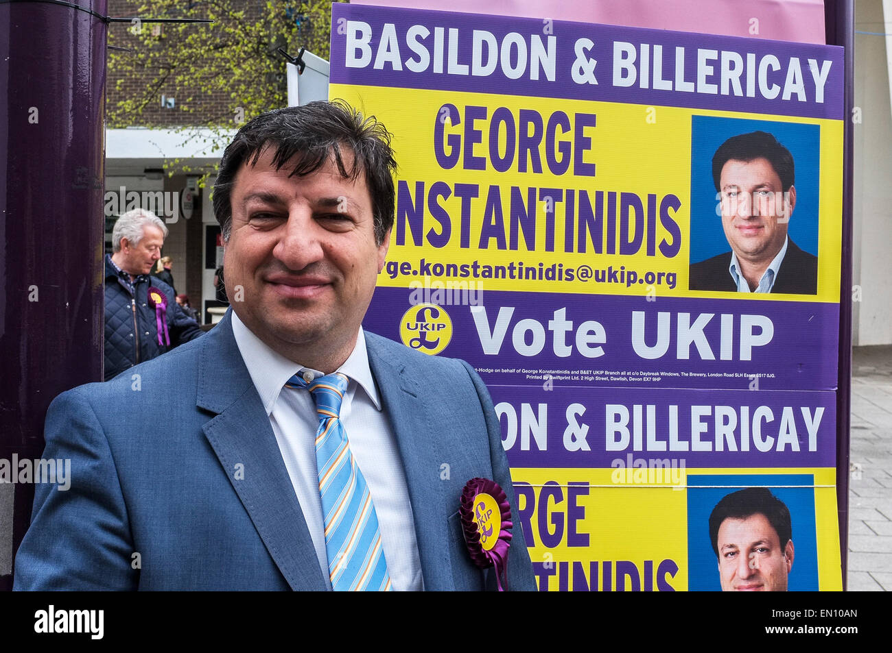 Basildon, Regno Unito. Xxv Aprile, 2015. Sabato 25 Aprile, 2015. Basildon. George Konstantinidis, potenziale candidato per Basildon e Billericay in Basildon Town Center a domicilio per il sostegno nelle prossime elezioni generali. © Gordon Scammell/Alamy Live News Foto Stock
