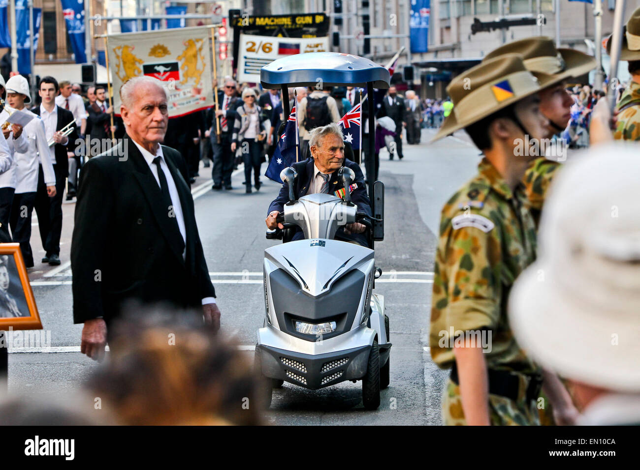 Sydney, Australia. Xxv Aprile, 2015. Un veterano (C) assiste il marzo commemora l'Anzac Day centenario a Sydney in Australia, 25 aprile 2015. Centinaia di migliaia di australiani in tutto il paese ha commemorato il sabato il giorno di Anzac, il centesimo anniversario della campagna di Gallipoli che era in Australia la prima grande azione militare come una nazione indipendente. Credito: Jin Linpeng/Xinhua/Alamy Live News Foto Stock