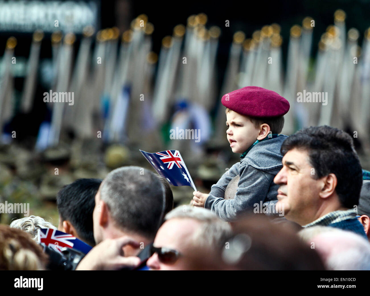 Sydney, Australia. Xxv Aprile, 2015. La gente guarda il marzo commemora l'Anzac Day centenario a Sydney in Australia, 25 aprile 2015. Centinaia di migliaia di australiani in tutto il paese ha commemorato il sabato il giorno di Anzac, il centesimo anniversario della sfortunata campagna di Gallipoli che era in Australia la prima grande azione militare come una nazione indipendente. Credito: Jin Linpeng/Xinhua/Alamy Live News Foto Stock
