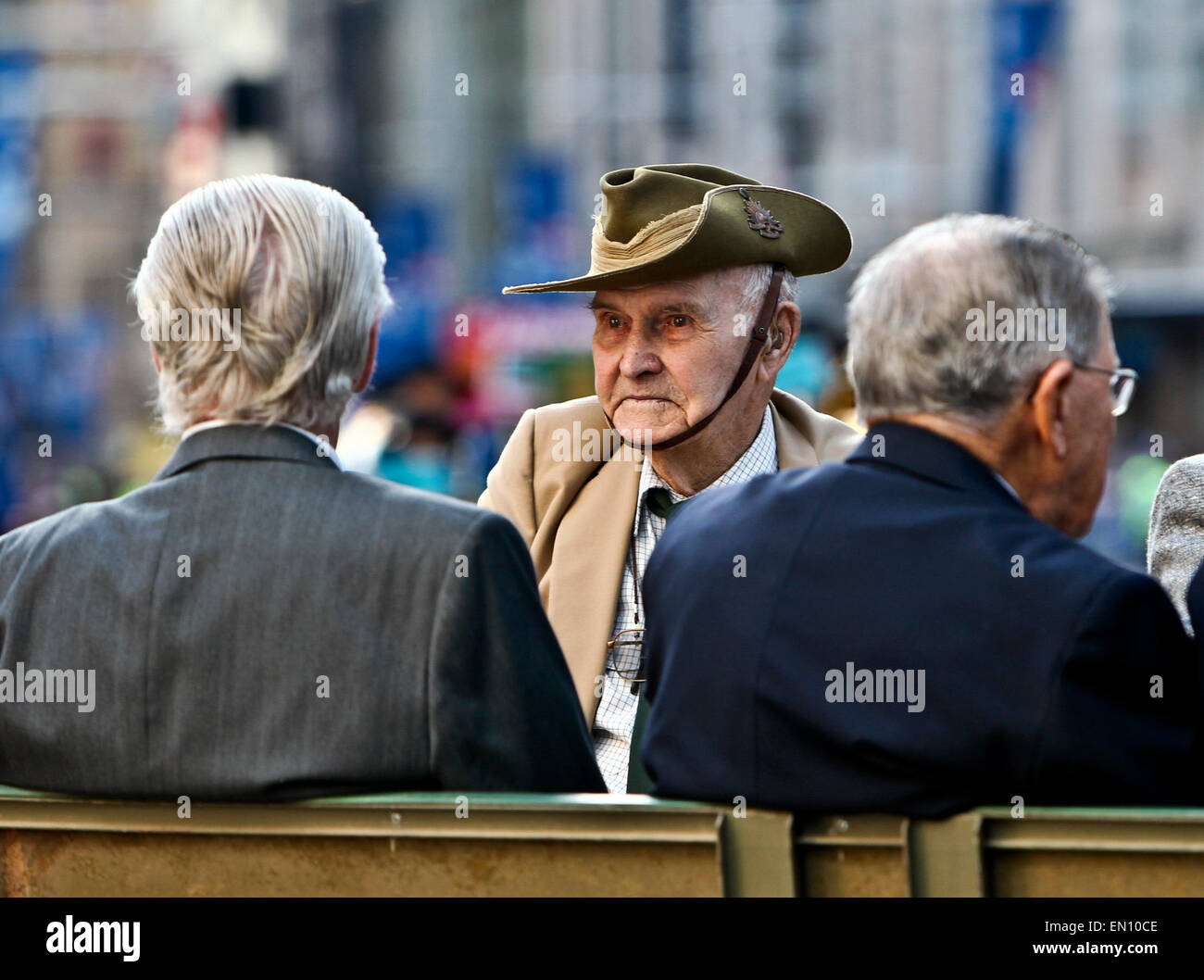 Sydney, Australia. Xxv Aprile, 2015. Veterani frequentare il marzo commemora l'Anzac Day centenario a Sydney in Australia, 25 aprile 2015. Centinaia di migliaia di australiani in tutto il paese ha commemorato il sabato il giorno di Anzac, il centesimo anniversario della sfortunata campagna di Gallipoli che era in Australia la prima grande azione militare come una nazione indipendente. Credito: Jin Linpeng/Xinhua/Alamy Live News Foto Stock