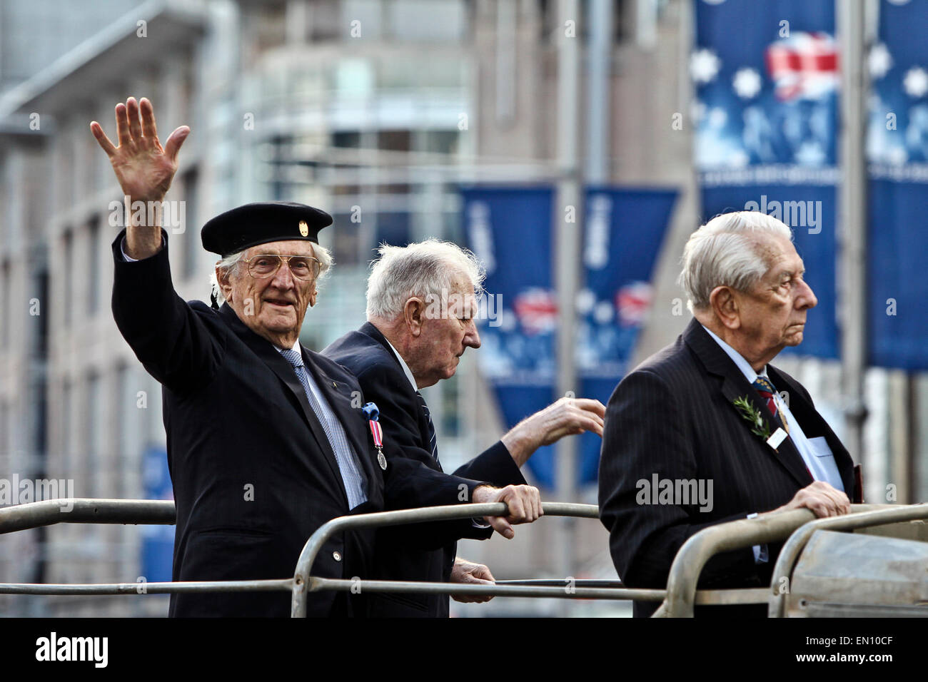 Sydney, Australia. Xxv Aprile, 2015. Veterani frequentare il marzo commemora l'Anzac Day centenario a Sydney in Australia, 25 aprile 2015. Centinaia di migliaia di australiani in tutto il paese ha commemorato il sabato il giorno di Anzac, il centesimo anniversario della sfortunata campagna di Gallipoli che era in Australia la prima grande azione militare come una nazione indipendente. Credito: Jin Linpeng/Xinhua/Alamy Live News Foto Stock