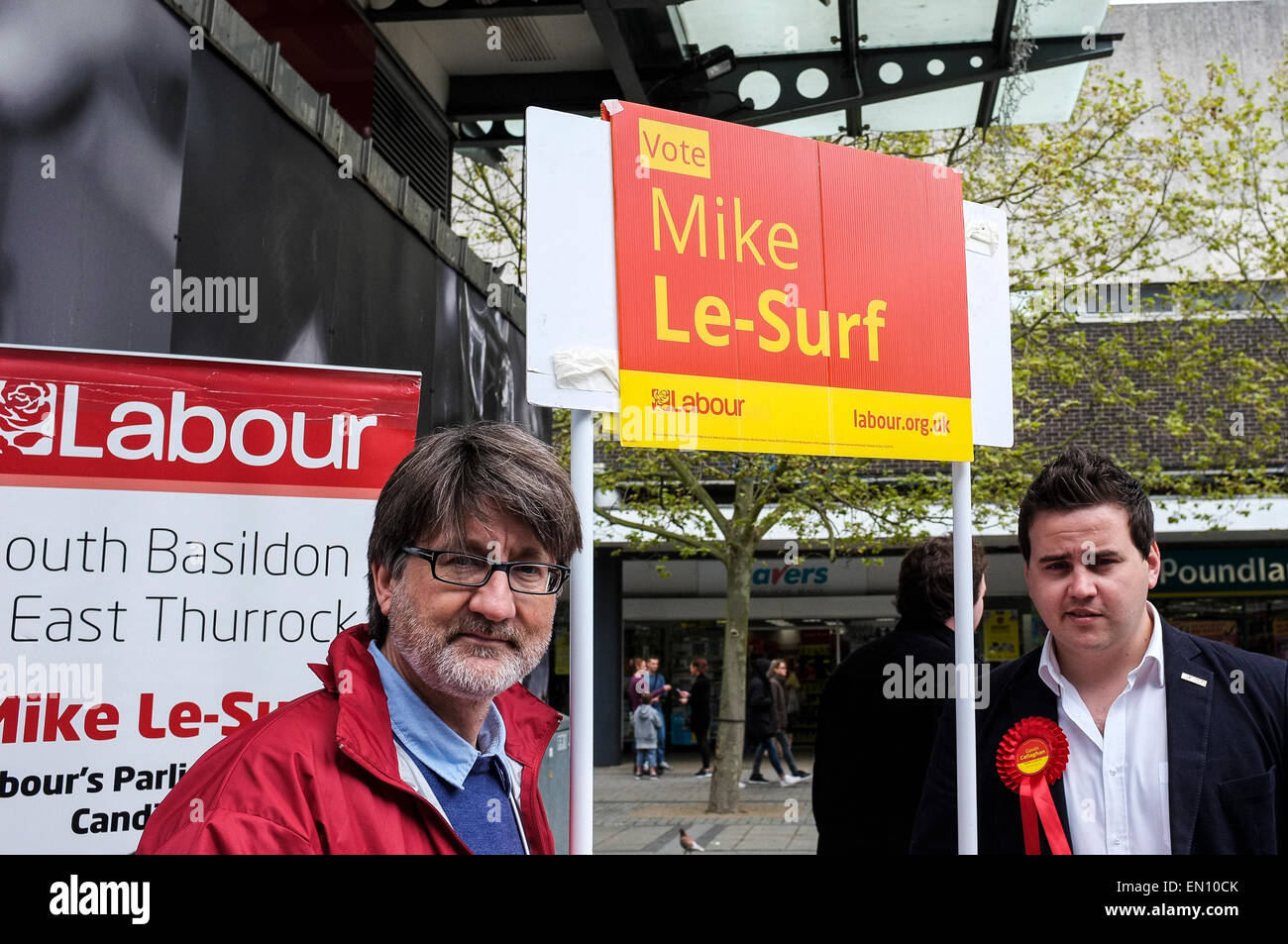 Basildon, Regno Unito. Xxv Aprile, 2015. Sabato 25 Aprile, 2015. Basildon. Mike Le-Surf, potenziale candidato per il Sud Basildon e Oriente Thurrock in Basildon Town Center a domicilio per il sostegno nelle prossime elezioni generali. Credito: Gordon Scammell/Alamy Live News Foto Stock
