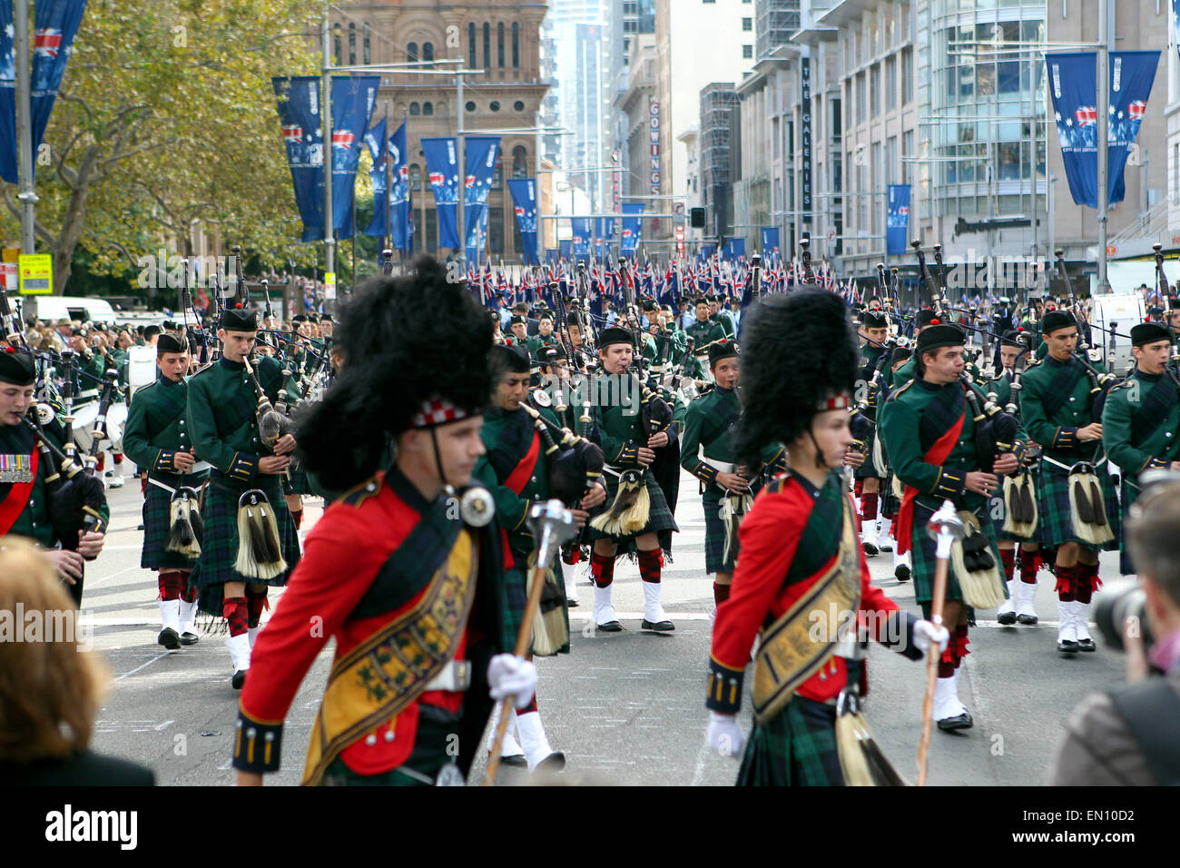 Sydney, Australia. Xxv Aprile, 2015. Le persone che frequentano il marzo commemora l'Anzac Day centenario a Sydney in Australia, 25 aprile 2015. Centinaia di migliaia di australiani in tutto il paese ha commemorato il sabato il giorno di Anzac, il centesimo anniversario della sfortunata campagna di Gallipoli che era in Australia la prima grande azione militare come una nazione indipendente. Credito: Jin Linpeng/Xinhua/Alamy Live News Foto Stock