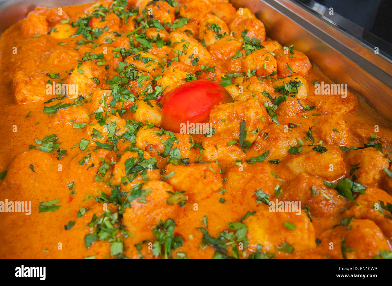 Primo piano dettaglio di un dum, aloo punjabi curry di patate piatto sul display in un ristorante indiano Foto Stock