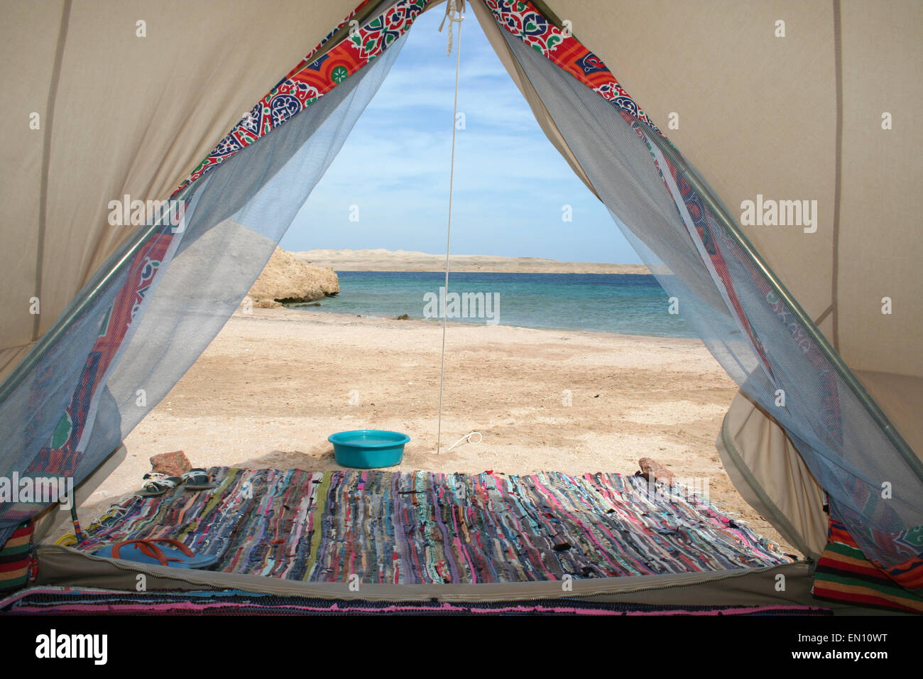 Vista dall'interno di una tenda della costa del Mar Rosso e della penisola. Foto Stock