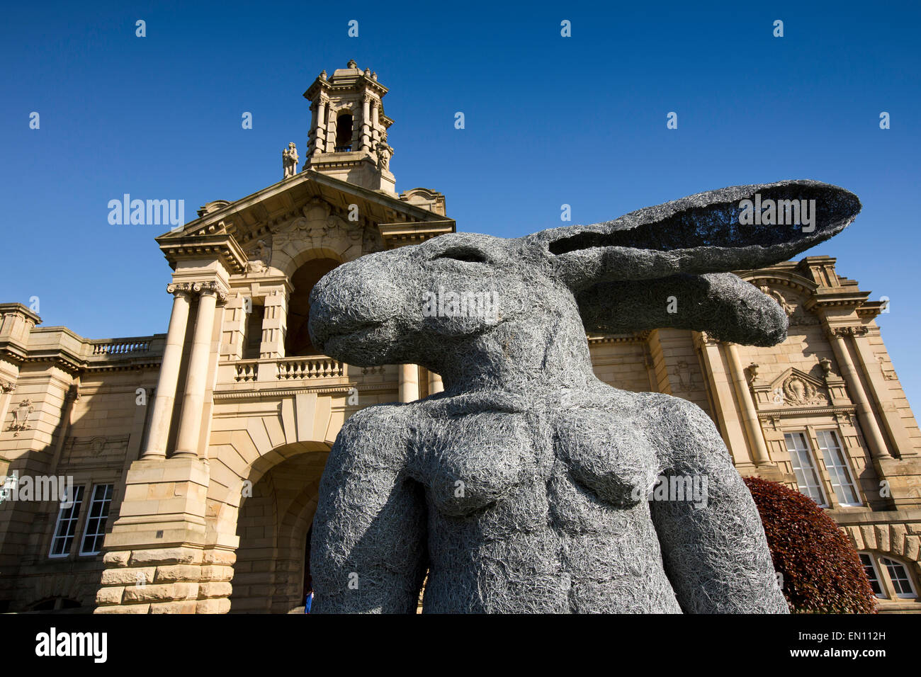 Regno Unito, Inghilterra, Yorkshire, Bradford Lister Park, Carwtright Hall, Sophie Lady Ryder scultura di lepre Foto Stock