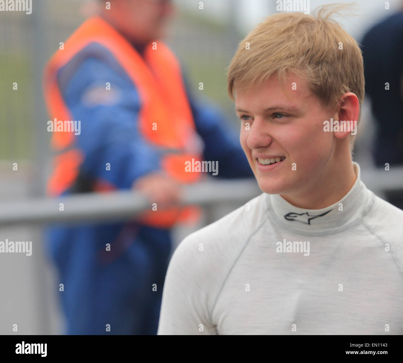 Oschersleben in Germania. Xxv Aprile, 2015. Tedesco di Formula 4 driver Mick Schumacher olandese del team 'Van Amersfoort Racing' passeggiate attraverso la pit lane dopo la sua prima gara a Etropolis-Motorsport Arena di Oschersleben, Germania, 25 aprile 2015. Il figlio del Campione del Mondo di Formula 1 Michael Schumacher si è classificato nono nella sua prima Formula 4 gara. Foto: Jens WOLF/dpa/Alamy Live News Foto Stock