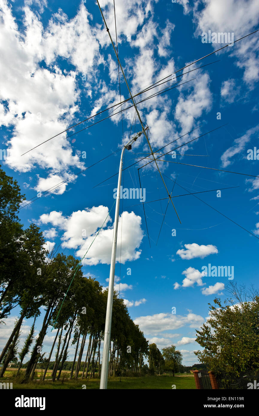 Radio amatoriale di installazione dell'antenna nella parte anteriore di una  casa privata a nord di Varsavia, Polonia Foto stock - Alamy