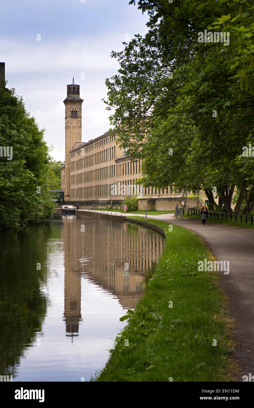 Regno Unito, Inghilterra, Yorkshire, Saltaire, sali nuovo mulino riflessa in Leeds e Liverpool Canal Foto Stock